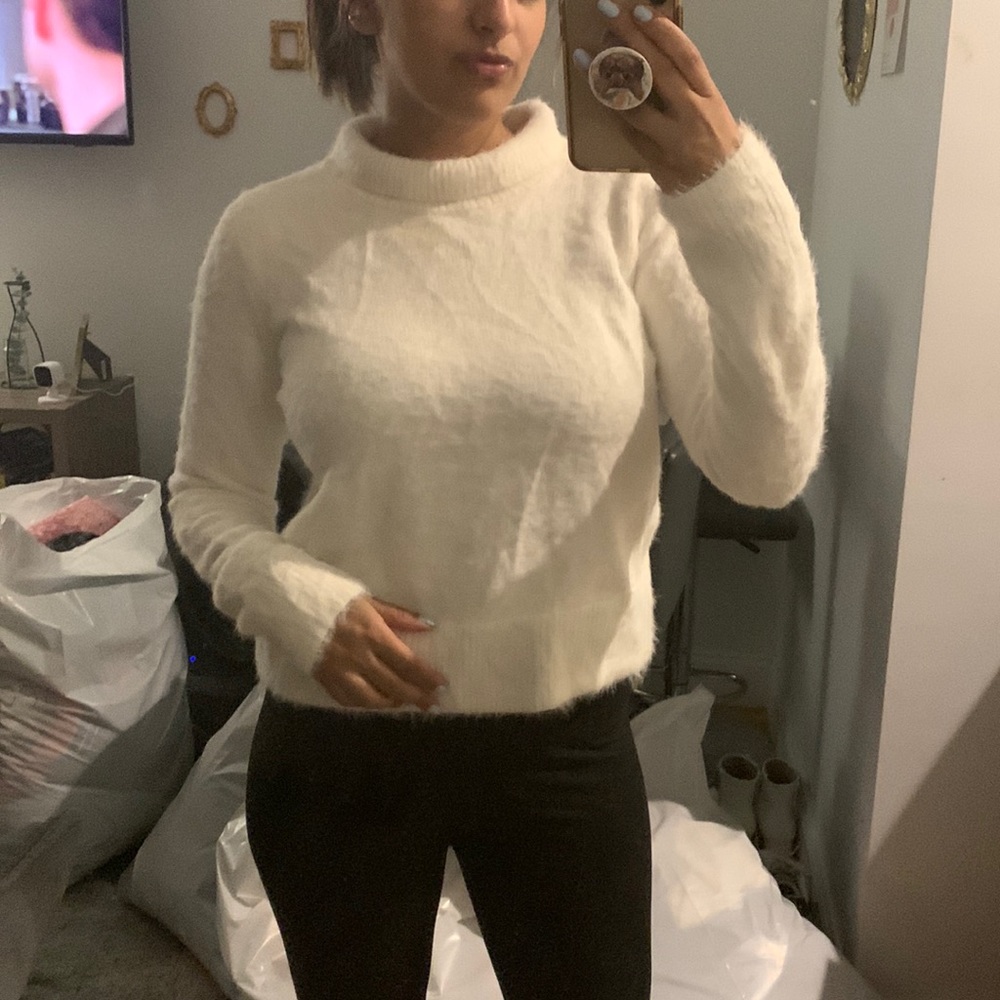 Gorgeous and soft crop turtleneck! Never worn before! (Except for this picture)